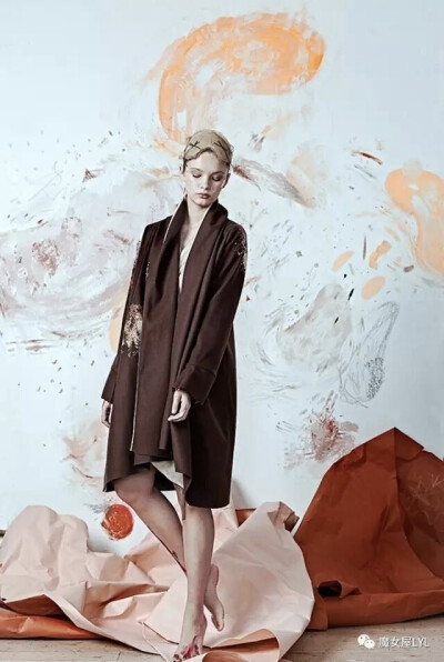 除此之外，她还和Olya Glagoleva合作了一系列的服装，名为“Artist At Home” “艺术家在家”的环保服装系列。用服装面料来讲述一个创意故事，所采用的面料有羊绒，有机印度麻布和棉布，80年代的牛仔布，来自伦敦Por…