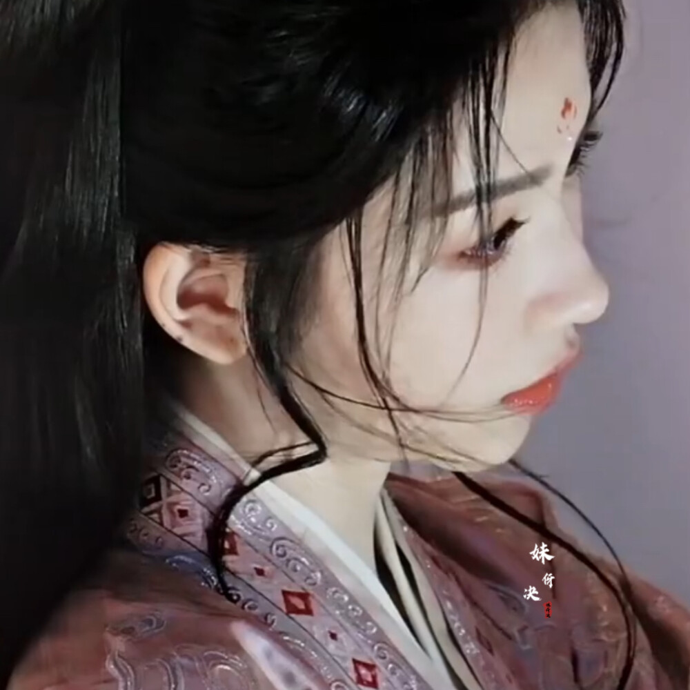 你的眼泪拽出了一片水色连天的湖 我为你填海 造就属于你的大陆