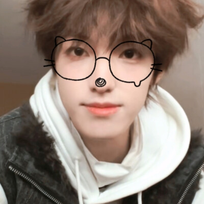 他真的好萌^ _ ^
说话萌 走路萌 跑步萌
戴眼镜萌 摘眼镜更是萌
趴桌子上睡觉萌 刚睡醒萌
冷脸萌 歪嘴萌 笑起来是最萌
罚站时萌 玩手表萌 打羽毛球萌
上课萌 起来回答问题萌 思考问题萌
吃饭