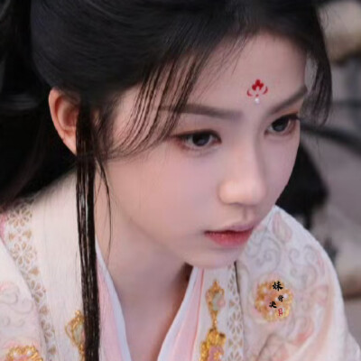 我难捱雪水洇出的疤痕 你的指纹镌刻着我们的缘