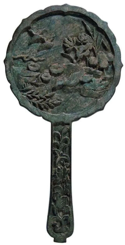 ▲ [金] 八瓣菱花形平素缘鸳鸯荷塘纹柄镜直径10.3厘米，柄长10.2厘米
首都博物馆藏