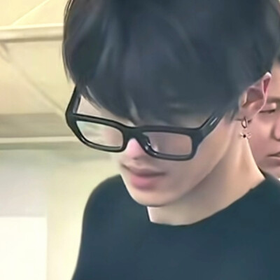 黑框男重新调了一下，上头更健康