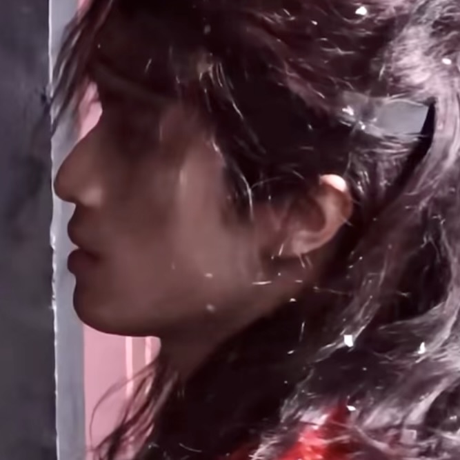 你低头欲说还休