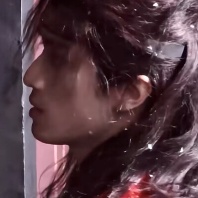 你低头欲说还休