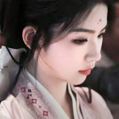 我交织两条绯红的平行线 塑造彼此立体的缘分雨