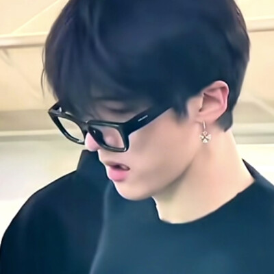 黑框男重新调了一下，上头更健康