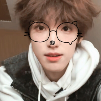 他真的好萌^ _ ^
说话萌 走路萌 跑步萌
戴眼镜萌 摘眼镜更是萌
趴桌子上睡觉萌 刚睡醒萌
冷脸萌 歪嘴萌 笑起来是最萌
罚站时萌 玩手表萌 打羽毛球萌
上课萌 起来回答问题萌 思考问题萌
吃饭