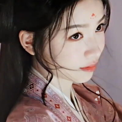 你的眼泪拽出了一片水色连天的湖 我为你填海 造就属于你的大陆