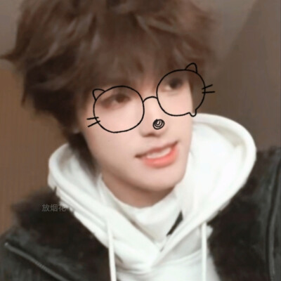 他真的好萌^ _ ^
说话萌 走路萌 跑步萌
戴眼镜萌 摘眼镜更是萌
趴桌子上睡觉萌 刚睡醒萌
冷脸萌 歪嘴萌 笑起来是最萌
罚站时萌 玩手表萌 打羽毛球萌
上课萌 起来回答问题萌 思考问题萌
吃饭