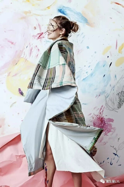 除此之外，她还和Olya Glagoleva合作了一系列的服装，名为“Artist At Home” “艺术家在家”的环保服装系列。用服装面料来讲述一个创意故事，所采用的面料有羊绒，有机印度麻布和棉布，80年代的牛仔布，来自伦敦Por…