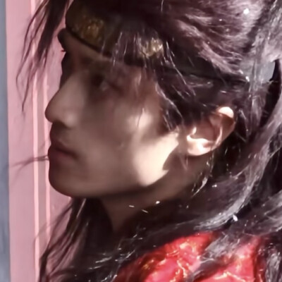 你低头欲说还休