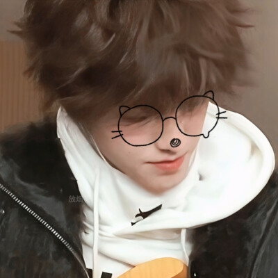 他真的好萌^ _ ^
说话萌 走路萌 跑步萌
戴眼镜萌 摘眼镜更是萌
趴桌子上睡觉萌 刚睡醒萌
冷脸萌 歪嘴萌 笑起来是最萌
罚站时萌 玩手表萌 打羽毛球萌
上课萌 起来回答问题萌 思考问题萌
吃饭