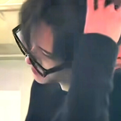 黑框男重新调了一下，上头更健康