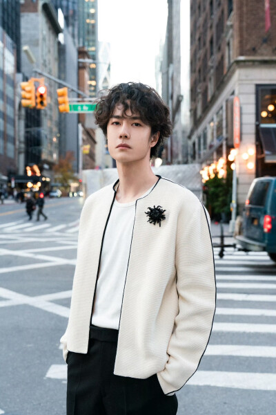 #王一博[超话]#
城市中漫游，人群里穿行，心绪沉淀自有张力。
借一杯咖啡的时间，欣赏流动的世界。[羞嗒嗒]@UNIQ-王一博 ​​​