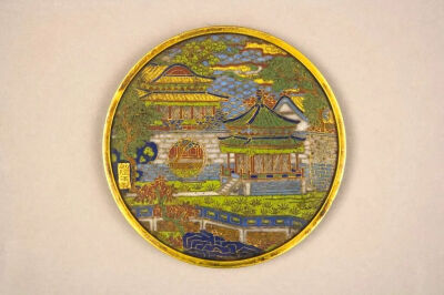 ▲ [清乾隆] 掐丝珐琅山水楼阁图铜镜直径9.5厘米，厚0.6厘米故宫博物院藏