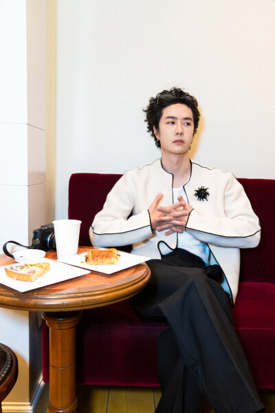 YIBO-OFFICIAL：
城市中漫游，人群里穿行，心绪沉淀自有张力。
借一杯咖啡的时间，欣赏流动的世界。@UNIQ-王一博 ​​​