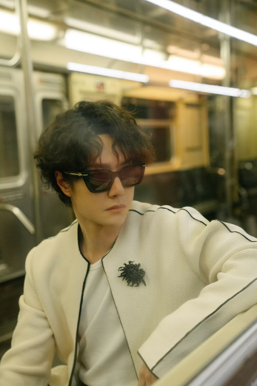 #王一博[超话]# 
在入夜后的站台，看见零碎的留白和无数次擦肩。@UNIQ-王一博
从人群中收获灵感，在经典中汲取新意，以持之以恒的创作坚守非凡手工技艺，以全新风格表达态度与个性。 ​​​