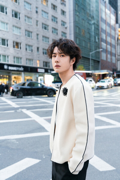 YIBO-OFFICIAL：
城市中漫游，人群里穿行，心绪沉淀自有张力。
借一杯咖啡的时间，欣赏流动的世界。@UNIQ-王一博 ​​​