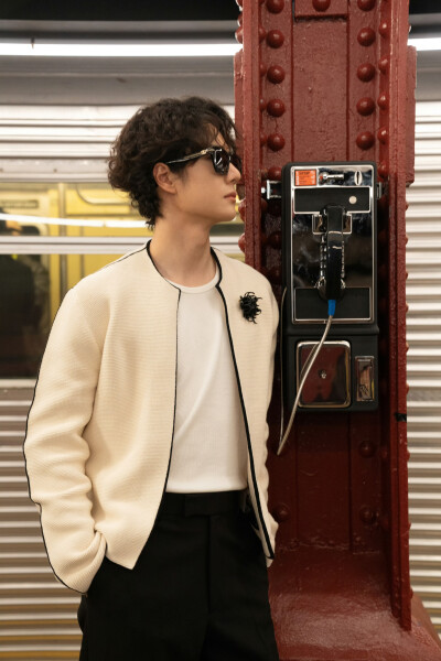 YIBO-OFFICIAL：
在入夜后的站台，看见零碎的留白和无数次擦肩。@UNIQ-王一博
从人群中收获灵感，在经典中汲取新意，以持之以恒的创作坚守非凡手工技艺，以全新风格表达态度与个性。 ​​​