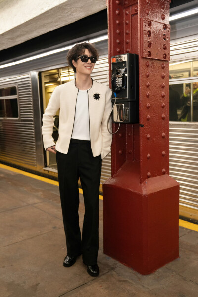 YIBO-OFFICIAL：
在入夜后的站台，看见零碎的留白和无数次擦肩。@UNIQ-王一博
从人群中收获灵感，在经典中汲取新意，以持之以恒的创作坚守非凡手工技艺，以全新风格表达态度与个性。 ​​​