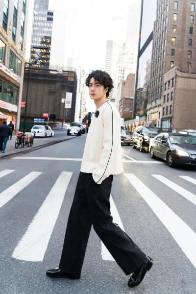 YIBO-OFFICIAL：
城市中漫游，人群里穿行，心绪沉淀自有张力。
借一杯咖啡的时间，欣赏流动的世界。@UNIQ-王一博 ​​​