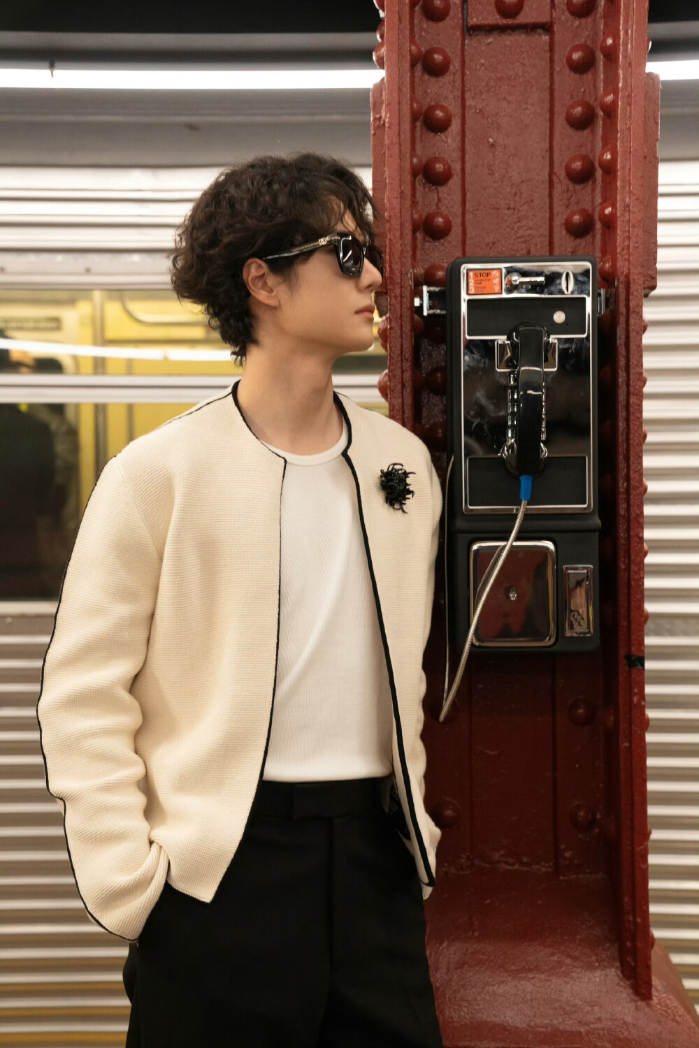 #王一博[超话]# 
在入夜后的站台，看见零碎的留白和无数次擦肩。@UNIQ-王一博
从人群中收获灵感，在经典中汲取新意，以持之以恒的创作坚守非凡手工技艺，以全新风格表达态度与个性。 ​​​