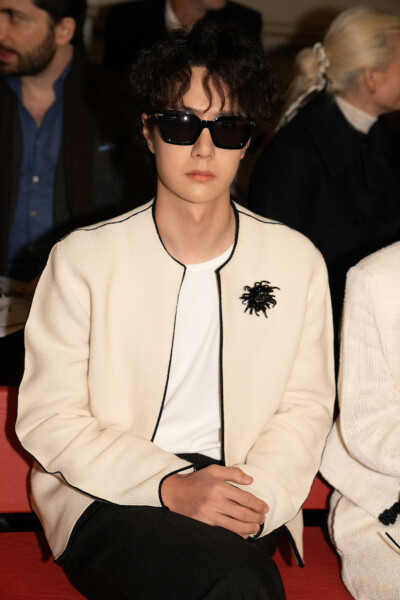 YIBO-OFFICIAL：
在入夜后的站台，看见零碎的留白和无数次擦肩。@UNIQ-王一博
从人群中收获灵感，在经典中汲取新意，以持之以恒的创作坚守非凡手工技艺，以全新风格表达态度与个性。 ​​​