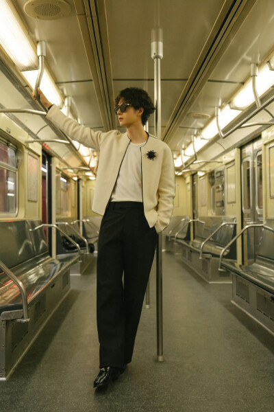 #王一博[超话]# 
在入夜后的站台，看见零碎的留白和无数次擦肩。@UNIQ-王一博
从人群中收获灵感，在经典中汲取新意，以持之以恒的创作坚守非凡手工技艺，以全新风格表达态度与个性。 ​​​