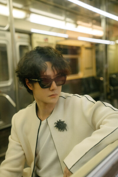 YIBO-OFFICIAL：
在入夜后的站台，看见零碎的留白和无数次擦肩。@UNIQ-王一博
从人群中收获灵感，在经典中汲取新意，以持之以恒的创作坚守非凡手工技艺，以全新风格表达态度与个性。 ​​​