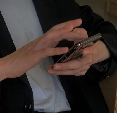 男头
比起虚晃的幸福 长久的平静显然更有意义
