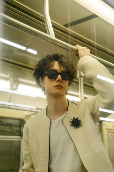 YIBO-OFFICIAL：
在入夜后的站台，看见零碎的留白和无数次擦肩。@UNIQ-王一博
从人群中收获灵感，在经典中汲取新意，以持之以恒的创作坚守非凡手工技艺，以全新风格表达态度与个性。 ​​​