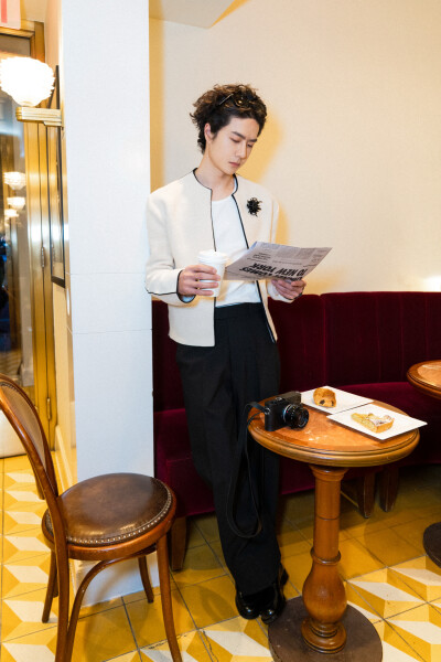 YIBO-OFFICIAL：
城市中漫游，人群里穿行，心绪沉淀自有张力。
借一杯咖啡的时间，欣赏流动的世界。@UNIQ-王一博 ​​​