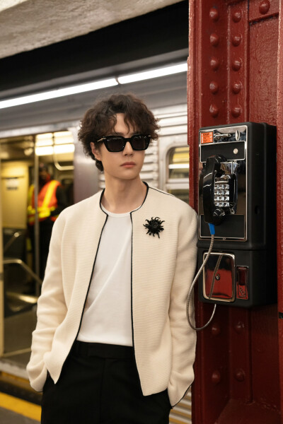 YIBO-OFFICIAL：
在入夜后的站台，看见零碎的留白和无数次擦肩。@UNIQ-王一博
从人群中收获灵感，在经典中汲取新意，以持之以恒的创作坚守非凡手工技艺，以全新风格表达态度与个性。 ​​​