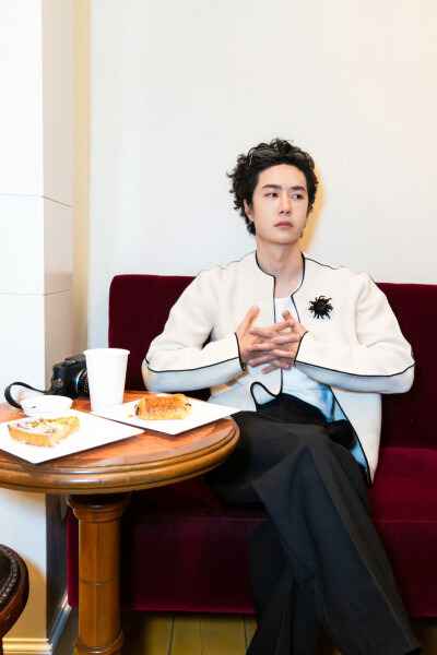 #王一博[超话]#
城市中漫游，人群里穿行，心绪沉淀自有张力。
借一杯咖啡的时间，欣赏流动的世界。[羞嗒嗒]@UNIQ-王一博 ​​​