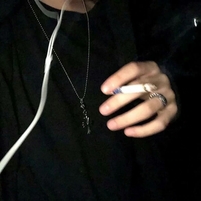 男头
比起虚晃的幸福 长久的平静显然更有意义
