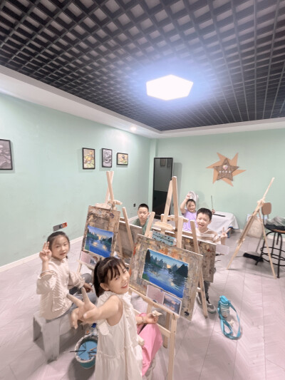 大师班·桂林山水
小学基础造型班《桂林山水》课后总结 25年9月13/14日
桂林山水甲天下，玉碧罗青意可参。本节课我们了解了桂林山水，并通过水粉形式表现出来。
通过观察图片，教师示范讲解，画面…