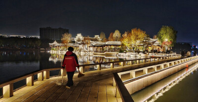 昼夜美容师：通往惠丰湖长春岛的水中行人道