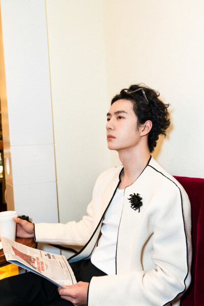 YIBO-OFFICIAL：
城市中漫游，人群里穿行，心绪沉淀自有张力。
借一杯咖啡的时间，欣赏流动的世界。@UNIQ-王一博 ​​​