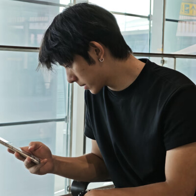 男头
比起虚晃的幸福 长久的平静显然更有意义
