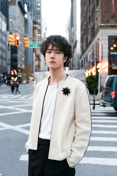 YIBO-OFFICIAL：
城市中漫游，人群里穿行，心绪沉淀自有张力。
借一杯咖啡的时间，欣赏流动的世界。@UNIQ-王一博 ​​​