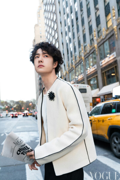 VOGUE服饰与美容：
#VOGUE独家# 品牌形象大使@UNIQ-王一博 身着香奈儿2026春夏系列黑色滚边白色针织外套（款式34），搭配山茶花胸针与墨镜，出席香奈儿2026高级手工坊系列纽约发布会。 ​​​