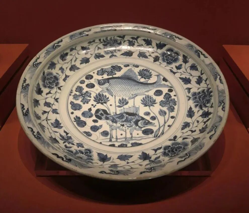 元青花双鱼莲花纹瓷盘（口径45厘米）湖南省博物馆藏