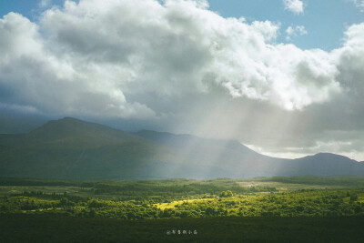 “神打下一束光，山风掠过耳际，荒原上只剩我和天地。”
by.@布魯斯小島
