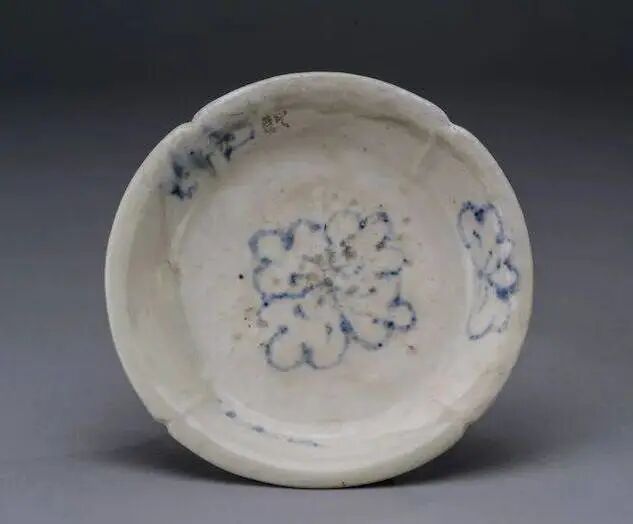 唐 巩义窑青花花卉纹盘扬州博物馆藏