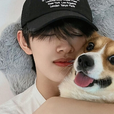 难怪 我读你的时候 先是大雪 是暮日 是绵延的冷 再是残湖里 生生不息的水韵