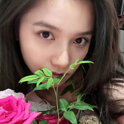 此女自拍大放送，走过路过不要错过！