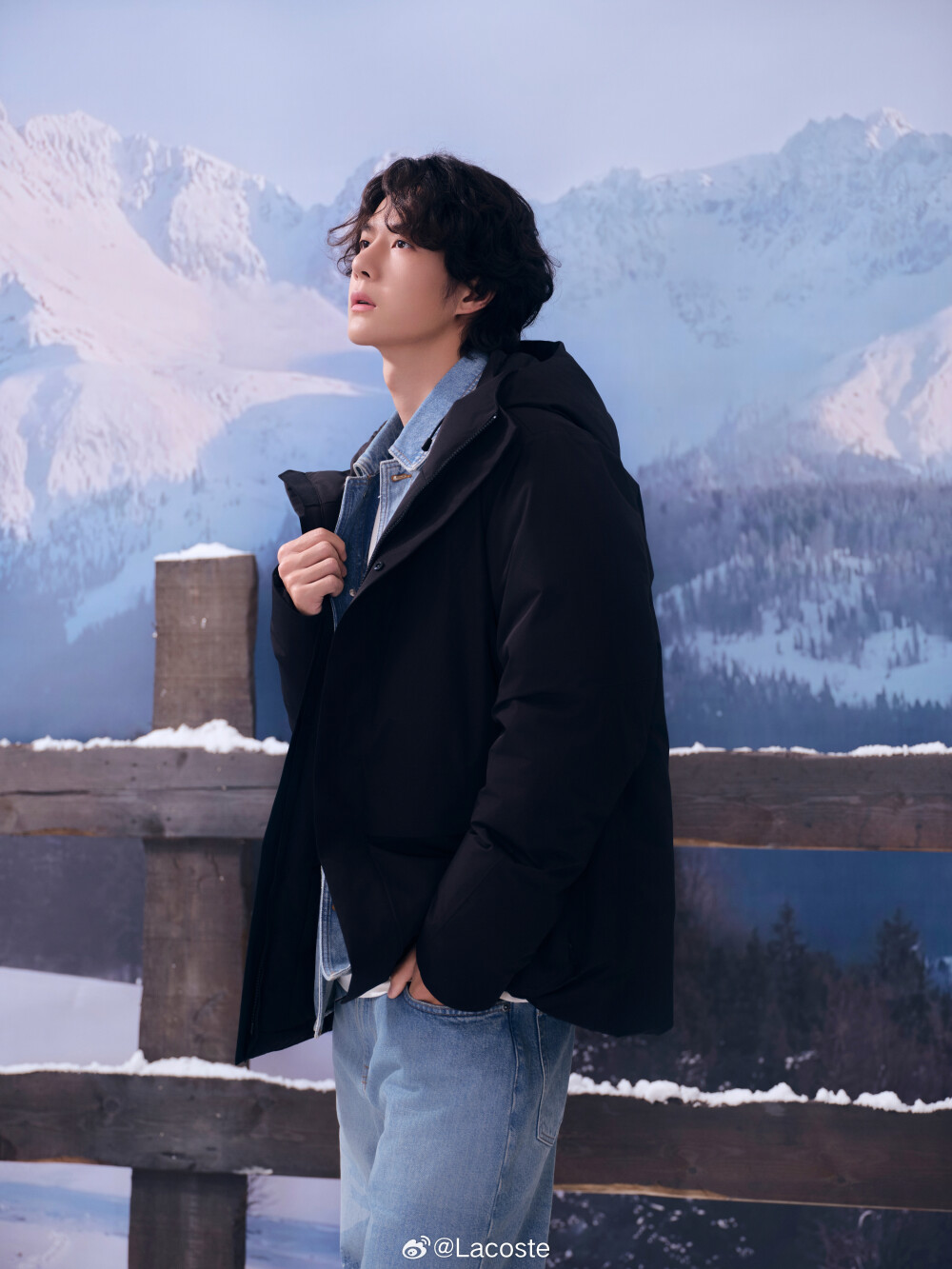 Lacoste：
#鳄鱼频道#
状态切换，舒适随行
@UNIQ-王一博 的生活仪式感，丹宁质感演绎匠心工艺，防泼水面料拥抱冬日暖意，状态随心变换，自在如影随形。
#LACOSTE2025秋冬系列# #LACOSTE品牌全球代言人王一博#​​​