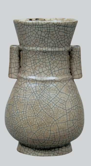 ▲宋 哥窑青釉贯耳瓶 故宫博物院藏