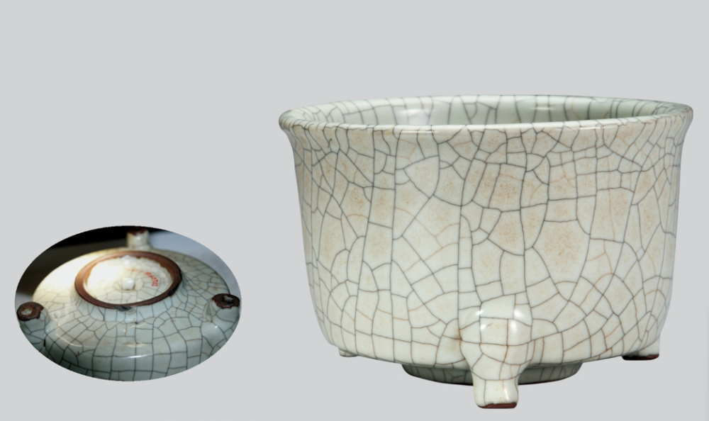 ▲宋 哥窑青釉三足筒式炉  故宫博物院藏