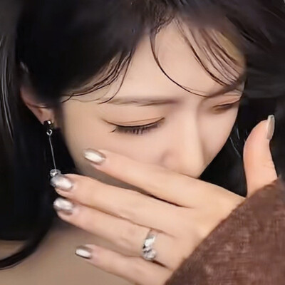 不演天使角色但合十祝祷劝勉